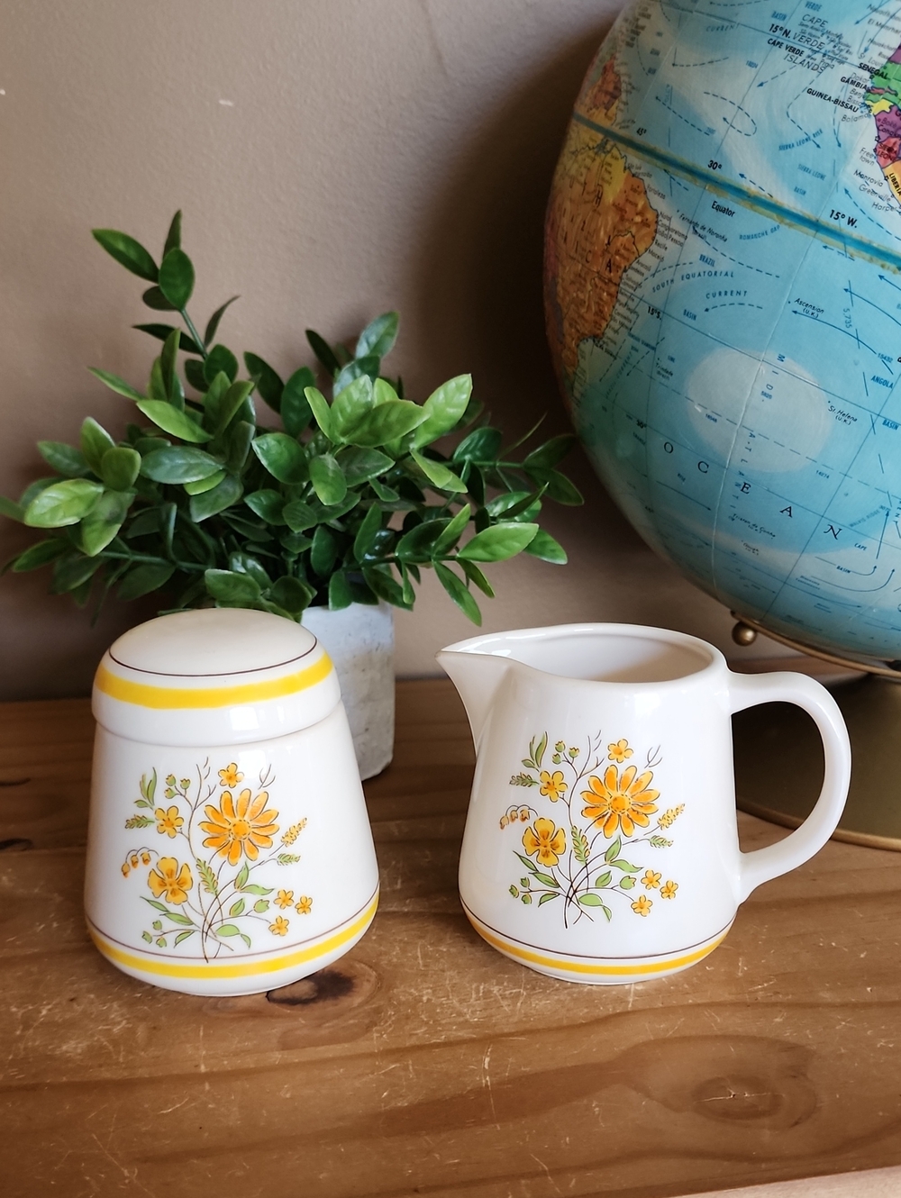 Vintage 1970s Geni Japan kitschy ceramic Creamer And Sugar Bowl